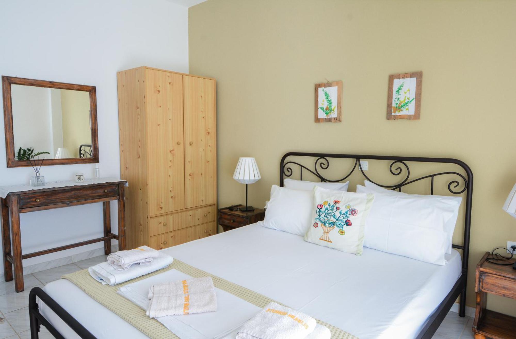 Heracles Guesthouse Ровиес Экстерьер фото